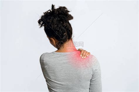 年轻的黑人女肩部剧烈疼痛高清图片下载-正版图片506371321-摄图网
