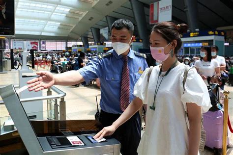 武汉火车站助大学生返校临时开通高校直通车 楚天都市报数字报