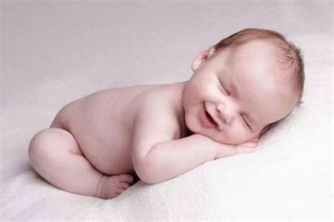 育婴专家告诉你：宝宝趴着睡的9大好处和哪些宝宝并不适合趴着睡 - 每日头条