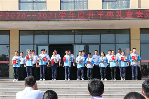 临沂新桥中学开学首日举行“走红毯、敬先贤”入学仪式-在临沂
