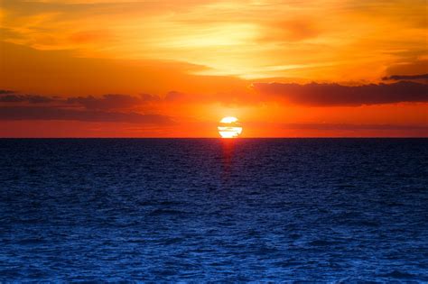 Sunset Symphony: HD Ocean and Sky Horizon
