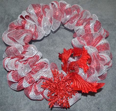 Christmas Wreath Tutorials Using Deco Mesh 的图像结果