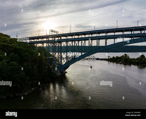 The Henry Hudson Bridge crossing the Spuyten Duyvil Creek at sunset in ...