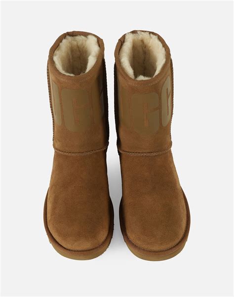 UGG CLASSIC SHORT UGG RUBBER LOGO BOOTS – DTLR