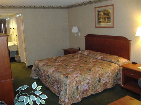 TRAVELERS INN & SUITES (Waynesboro) - Inn Reviews, Photos, Rate ...