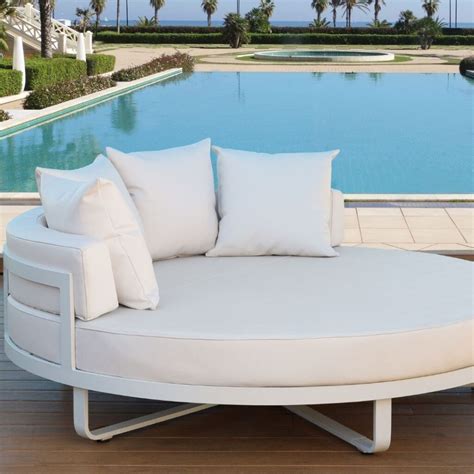 Tumbona Doble Circular y su Mesita Auxiliar, perfectas para jardín.