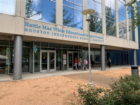 Houston ISD ends unapproved late pickup fee for parents at Herrera ...