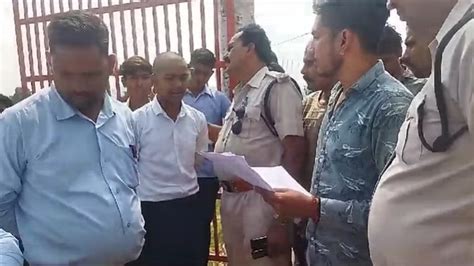 50 children were tonsured school Sidhi when parents reached there they ...