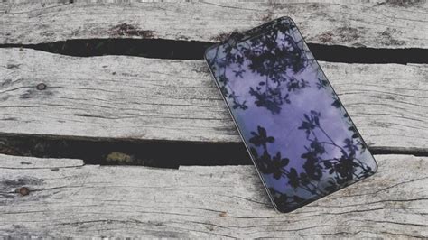 Mobile Phone On Table 的图像结果