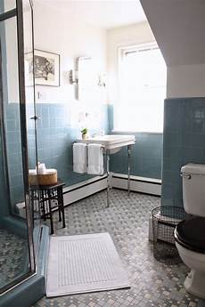 Blue Tiled Bathroom Pictures by Meet Me In Philadelphia Pre Spruce Up The Blue Tiled Bathroom Pictures