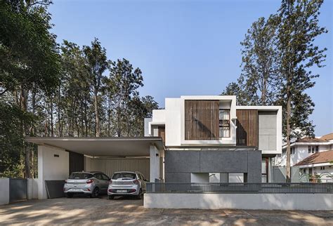 This House in Bangalore Seamlessly Blends into the Serenity of its Location
