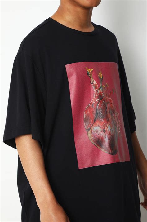 'Birth Of A Heart' Print T-Shirt (Black) – HUEMN