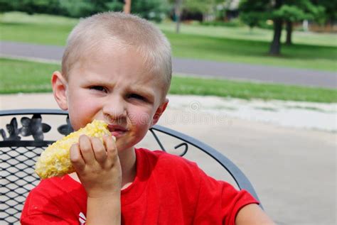 吃玉米棒子的男孩 库存图片. 图片 包括有 白种人, 无罪, 捷克人, 饥饿, 眼睛, 问题的, 藏品, 健康 - 31341935