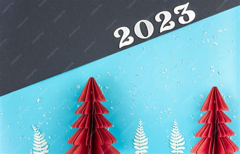Sfondo natalizio con albero di carta origami e numero 2023 piatto ...