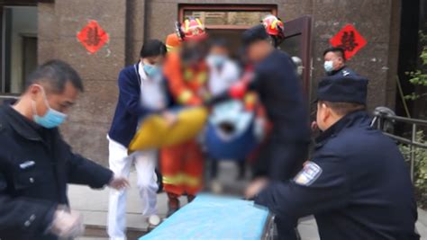 孕妇煤气中毒被困家中，消防破门救出送医_凤凰网视频_凤凰网