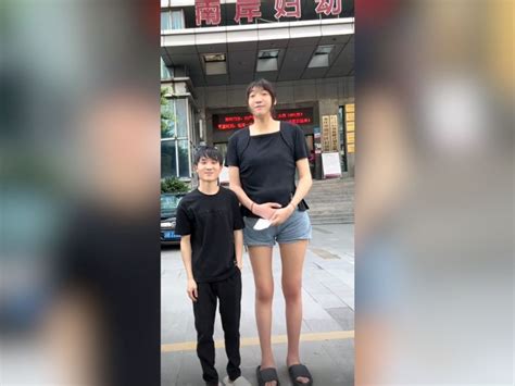 Él mide 1.68 metros y ella, 2.20 metros: son una famosa pareja y ahora ...