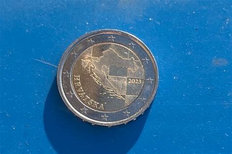 Na bočnoj strani hrvatske kovanice od dva eura nešto je napisano ...
