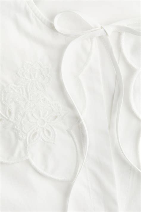Women's Cream Embroidered Peter Pan-collared blouse | H&M IN