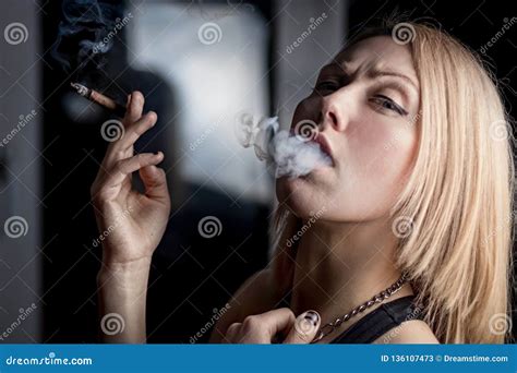 美女在晚上抽烟在窗口 库存图片. 图片 包括有 水烟筒, 大麻, 女孩, 是的, 睡衣, 咖啡, 成人 - 136107473