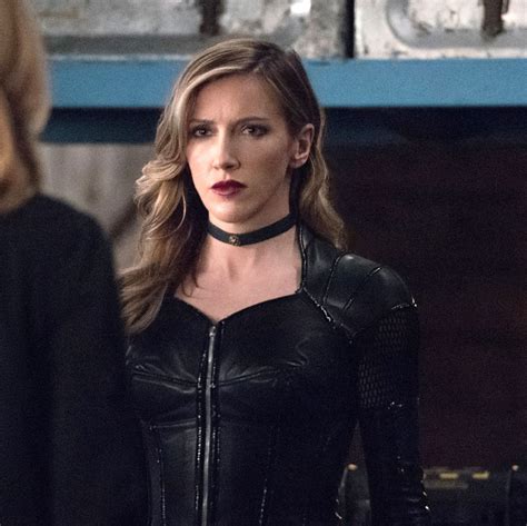 Katie Cassidy Arrow Arrow Katie Cassidy As Laurel With Emily Bett