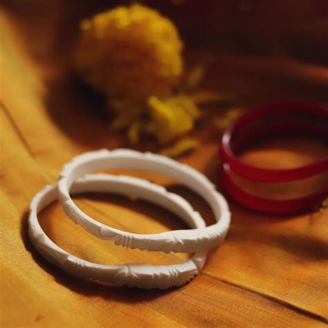 Handcarved Shakha Pola Bangle Pair (2.8 Inch) – BONGONIKETAN