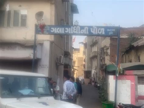 Robber sprays spray on businessman's face after attacking him with ...