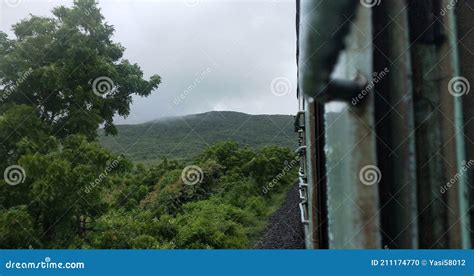 Indian Local Train Image Side View 的图像结果
