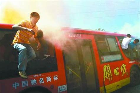 深圳一奥迪车起火 公交车司机拎起灭火器就冲了上去_新浪深圳_新浪网