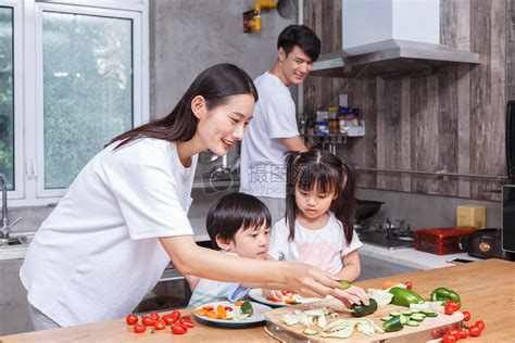 一家人在厨房做饭高清图片下载-正版图片501515035-摄图网