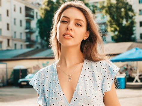 Retrato de uma jovem mulher bonita e sorridente com um vestido de verão ...