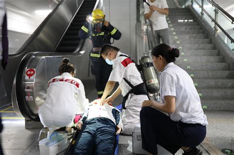 地铁上遇紧急情况怎么求救，工作人员说每个车厢都有这个按钮_大武汉