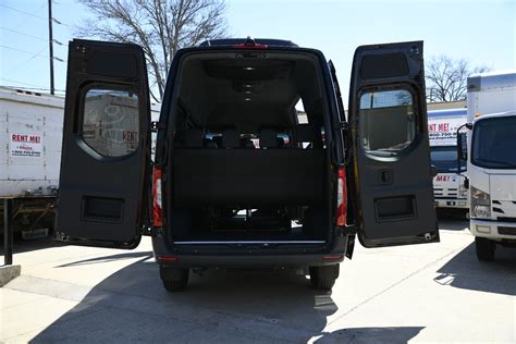 12 Passenger Vans for Rent 的图像结果