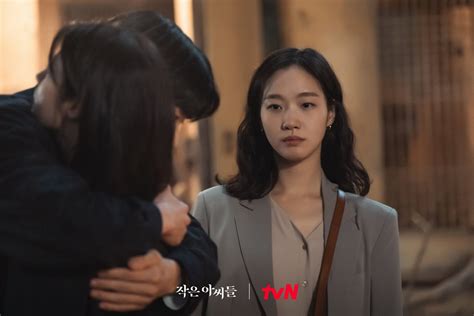 Kim Go Eun Is Surprised By Kang Hoon Passionately Embracing Nam Ji Hyun ...