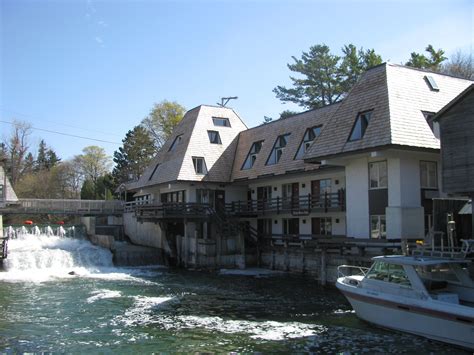 FALLING WATERS LODGE - Prices & Hotel Reviews (Leland, MI)