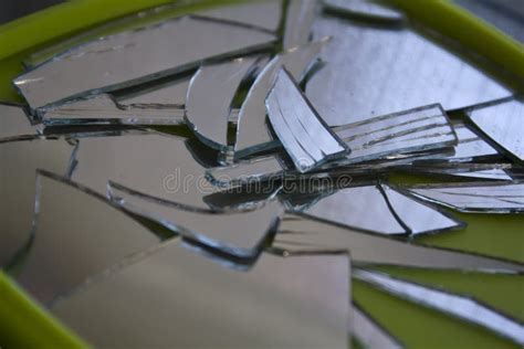 在许多片断打碎的打破的镜子 破裂的玻璃，镜子裂缝纹理背景 库存照片 - 图片 包括有 影响, 模式: 151428128