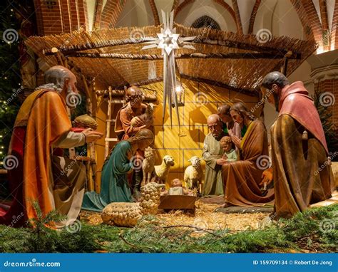 Famous Nativity Scenes: Stone Manger Nativity Scene – DZED