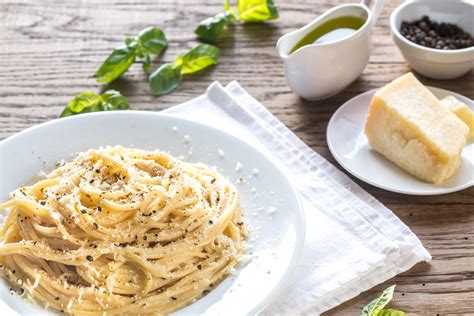 Przepis: Łatwe spaghetti cacio e pepe (z serem i papryką) | Magazyn miejski