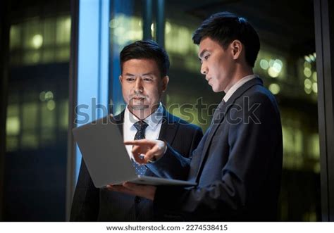 People Operating Computer 的图像结果