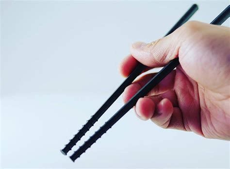Easily Controlled Chopsticks : easy to use chopsticks
