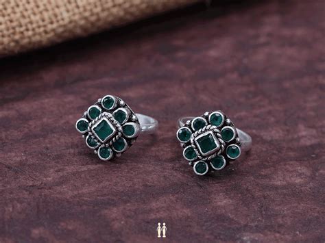 Pair Of Green Kemp Stone Adjustable Silver Toe Rings – Sundari Silks