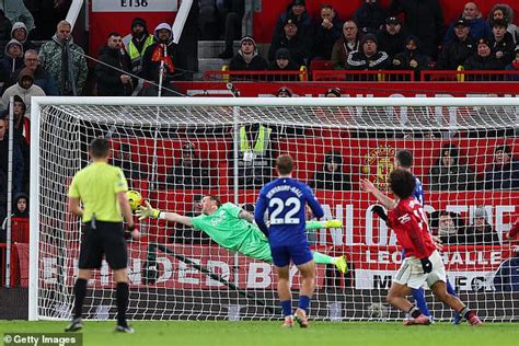 Man United 0-1 Everton: 10-man Toffees win despite Idrissa Gueye's red ...