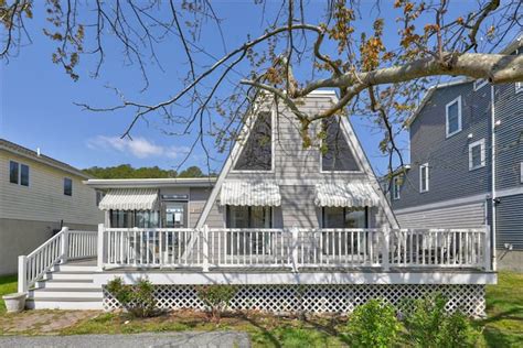 A-mazing Beach Cottage on Canal & Trolley Route - Cottages for Rent in ...