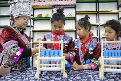 广西柳州：学习织锦技艺-人民图片网