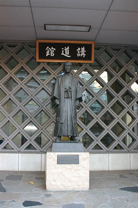 https://upload.wikimedia.org/wikipedia/commons/thumb/c/c0/Kodokan_Jigoro_Kano_Statue.jpg/500px-Kodokan_Jigoro_Kano_Statue.jpg?_=20111216092358