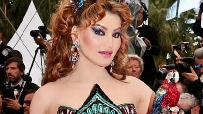 Urvashi Rautela | തത്തമ്മയല്ല, അതൊരു ക്ലച്ച് ബാഗ്; നടി ഉർവശി ...