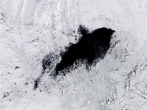 Huge polynya hole appears in Antarctica sea ice - Business Insider