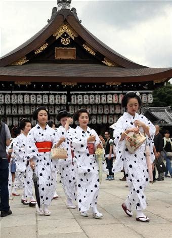 舞妓さん浴衣で芸上達祈る 京都・八坂神社でお千度 - 読んで見フォト - 産経フォト