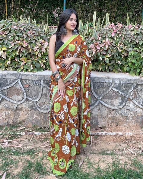 Flora and Fauna Crepe Saree – Showshaa