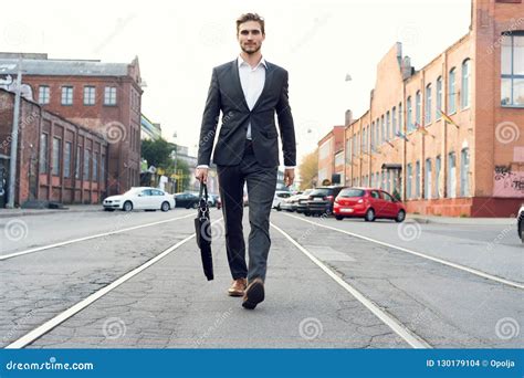 Business Man Walking 的图像结果
