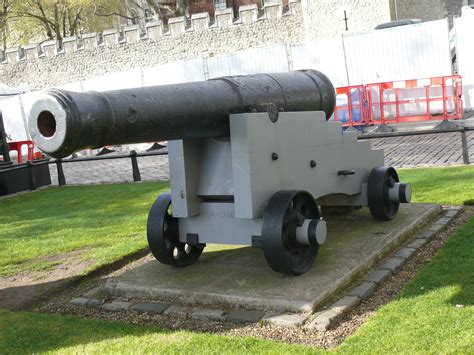 1800 12 Pounder Cast Iron Wooden Garrison Carriage Londres Tower Bridge ...